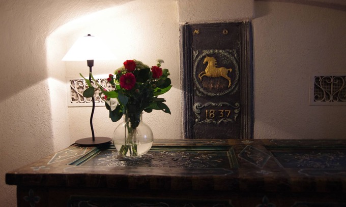 Hofen Apartamento | Pintoresca, antigua casa de labranza de 1837 le invita a quedarse.
