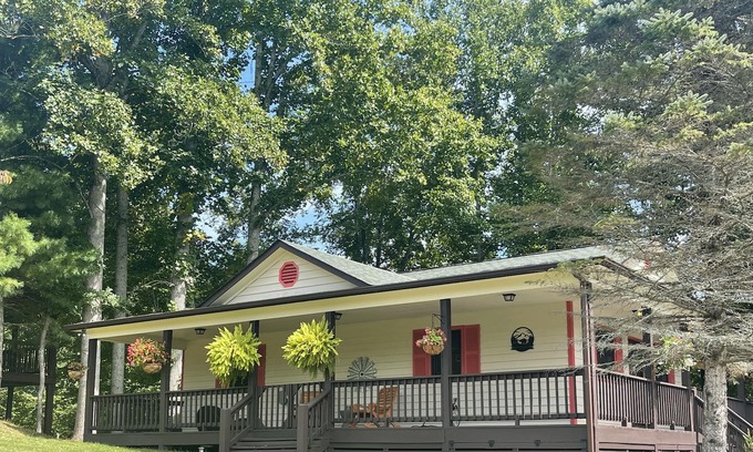 Piney Creek Cabina | Quaint Piney Creek cabin with wrap-around deck will restore you!