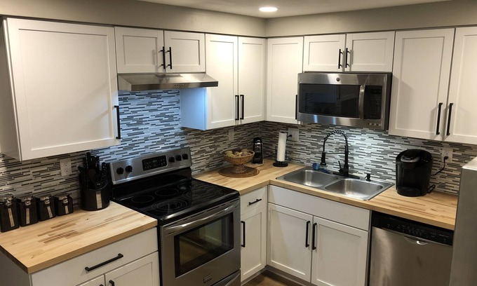Ashtabula Casa | Quaint recently renovated house walking distance to Lake Shore Park.