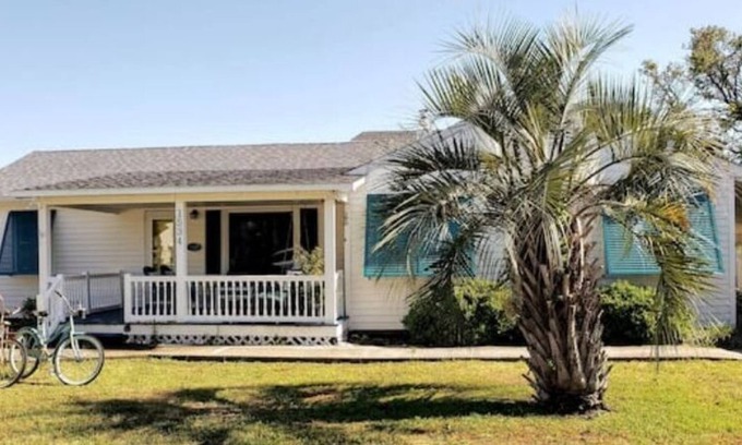 Morehead City Cabaña | Quaint renovated 40's Beaufort Cottage on Ann St - Dog Friendly!