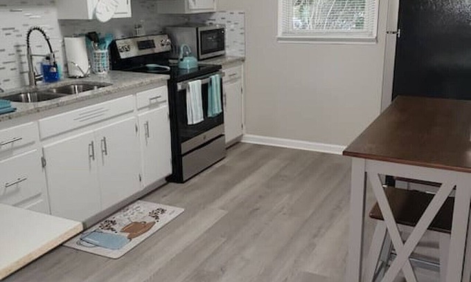 Jonesboro Condominio | Quaint Renovated Duplex Home, WiFi, Workspace, 3 SmartTVs, Near Downtown Atlanta