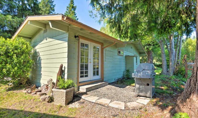 Brookings Casa | Quaint Riverside Reprieve with Kayaks and Floats!