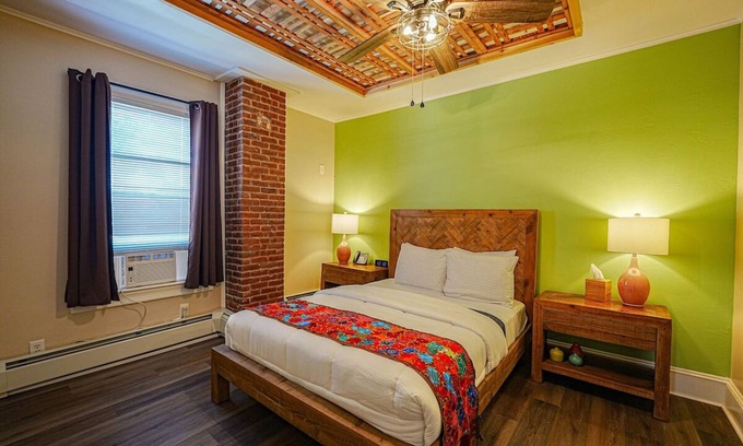 Milford Casa | Quaint Room in Milford: A Sweet Escape for Familie