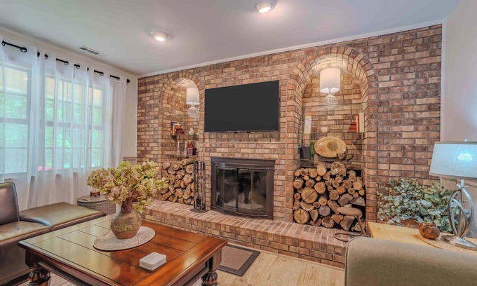 Florence Casa | Quaint & Serene Creekside Retreat + Pet friendly