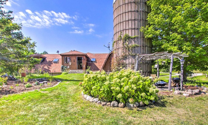 Sister Bay Apartamento | Quaint Sister Bay Studio w/ Large Backyard!