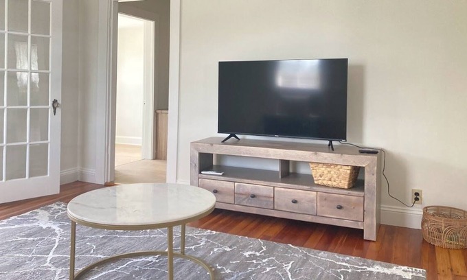 Wakefield Apartamento | Quaint/Spacious 2 Bedroom Condo with free parking