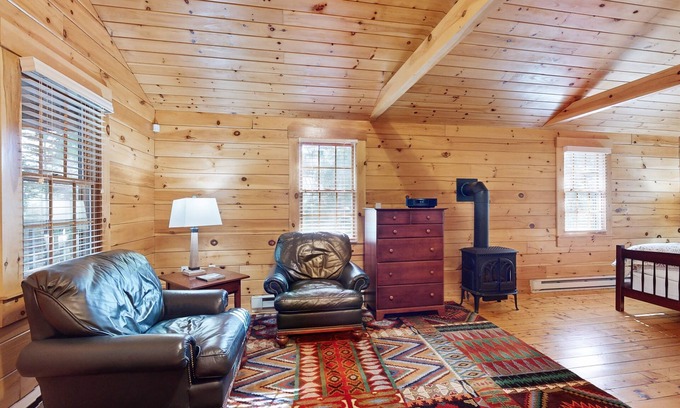 Northport Cabina | Quaint studio cabin near hiking trails with gym & pool table - dog-friendly