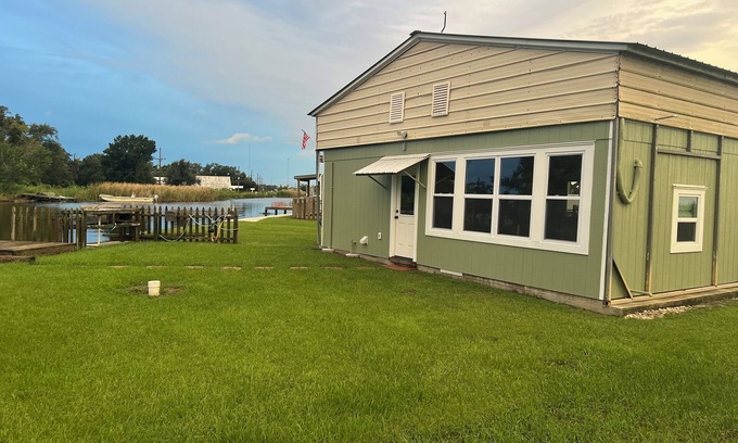 Theriot Apartamento | Quaint studio fishing camp on the bayou
