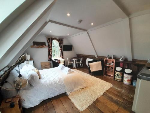 Thames Ditton Casa | Quaint Studio Loft Room nr Hampton Court