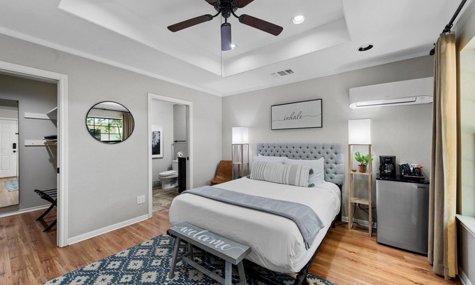 Crawford Casa | Queen Suite #10 Garden View@ Gathering Oaks Retreat