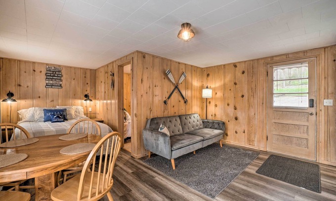 Kimberling City Cabina | Quaint Table Rock Lake Hideout w/ Pool Access