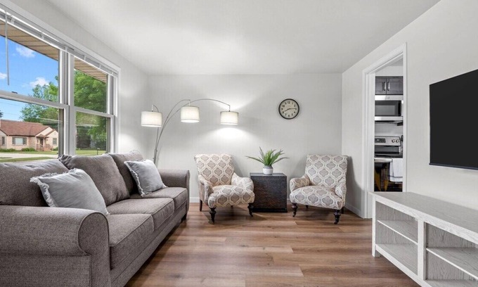 De Pere Casa | Quaint Twindo in East Depere! On Site Parking.