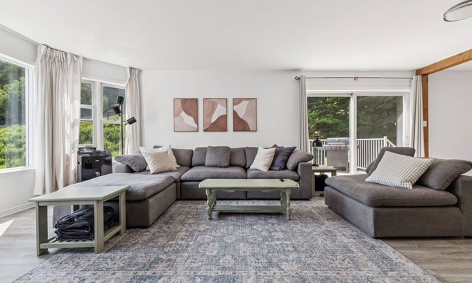 Mont-Tremblant Village Casa | Prime location 4 bdrm/2bath in Old Village - 5 min to slopes! VIP Parking Pass