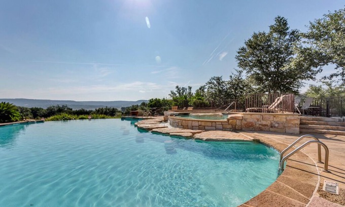 Jonestown Condominio | Quaint Villa in the Hollows Resort! Pickleball, Beach Club, 4 Pools, Hiking trails!