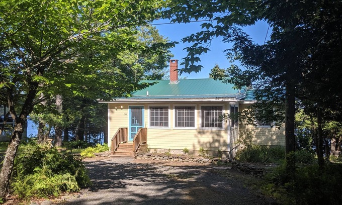 Dexter Cabaña | Quaint Waterfront Maine Cottage
