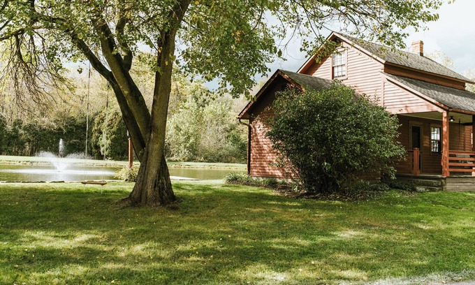 Dundee Cabaña | Quaint Winesburg Cottage w/ Porch & Pond!