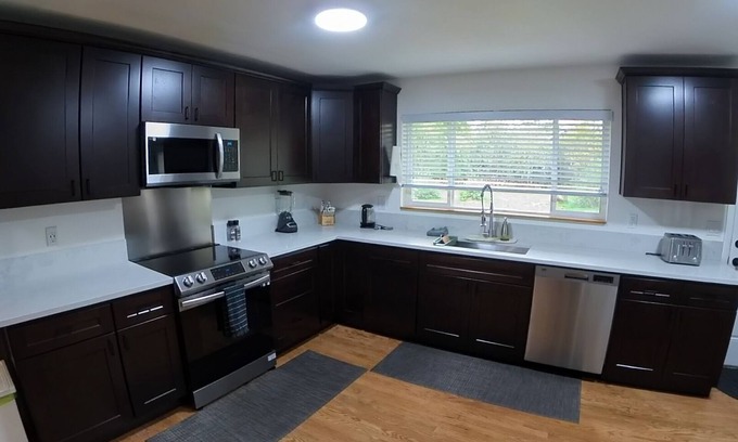 West Slope Casa | Quaint yet Modern 2-bedroom house with privacy in Beaverton