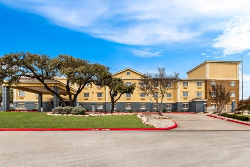 Hollywood Park Hotel | Quality Inn & Suites Airport North - Stone Oak