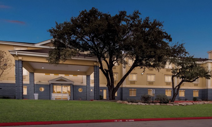 Hollywood Park Hotel | Quality Inn & Suites Airport North - Stone Oak