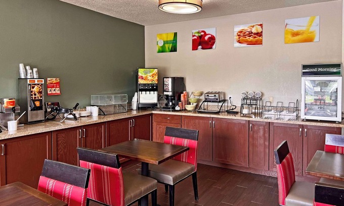 Ashwaubenon Hotel | Quality Inn & Suites Green Bay - Ashwaubenon