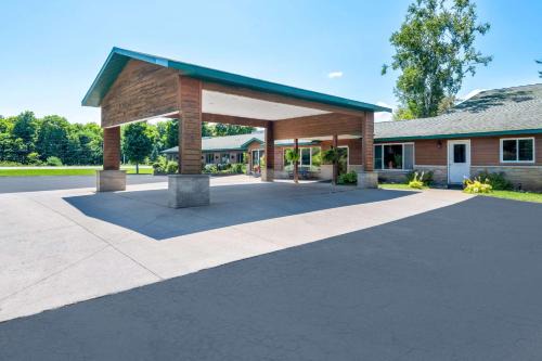 Munising Hotel | Quality Inn & Suites Munising