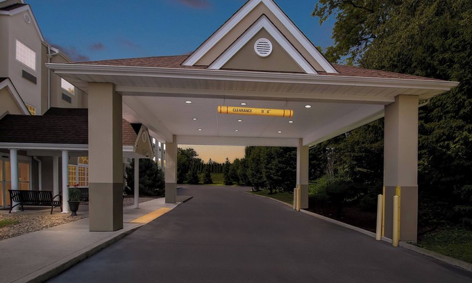 Meadowlands Hotel | Quality Inn & Suites