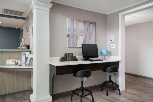 Wilmington Hotel | Quality Inn Wilmington