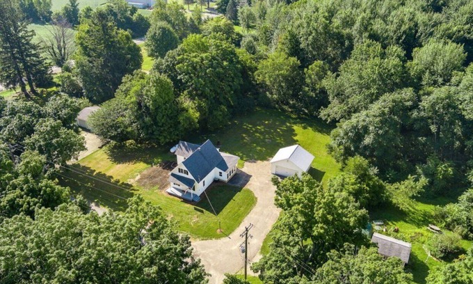 Geneva Township Casa | Quant, comfortable & clean home SUPER close to the Gingerman track & South Haven