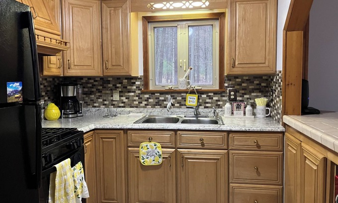 Town of Jerusalem Cabaña | Quant Waterfront Home in Quiet Lake Community, Pet-friendly with hot tub