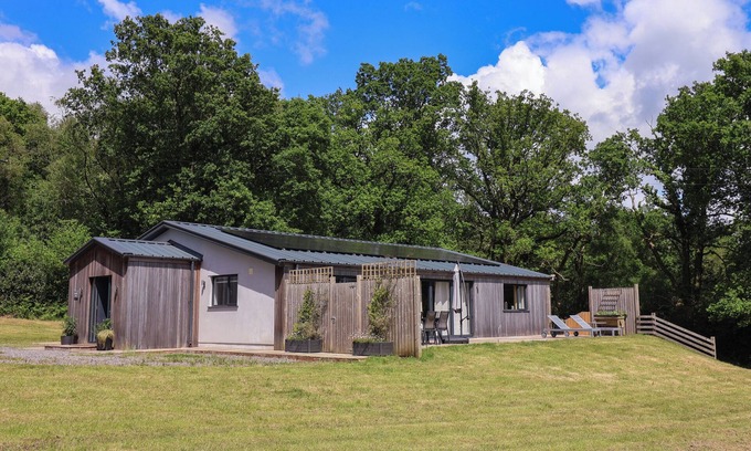 Honiton Cabaña | QUANTOCK BARN, pet friendly, country holiday cottage in Honiton