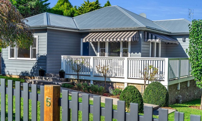 Berrima Casa | Quarry Hill Cottage, 1 minute walk into Berrima.