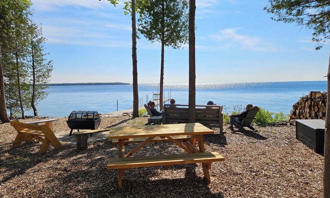 Sturgeon Bay Casa | Quarry's Edge Retreat – New Waterfront Getaway w/ Airy Interiors & Private Dock!
