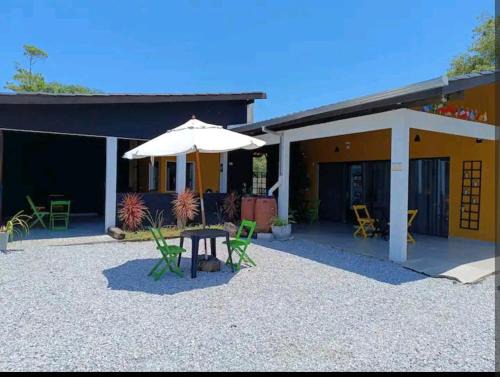 Pontal do Sul Casa | Quarto 2 Privado Confortável em Pontal do Sul
