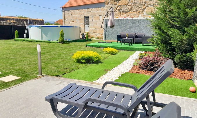Nelas Casa | Quarto c/ Banheira de Hidromassagem e Piscina e Jardim de uso Partilhado