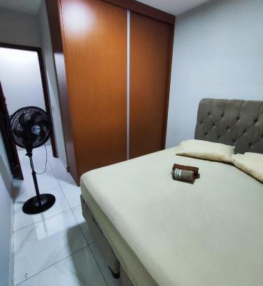 Santa Monica Casa | Quarto com banheiro privativo PARA MULHERES