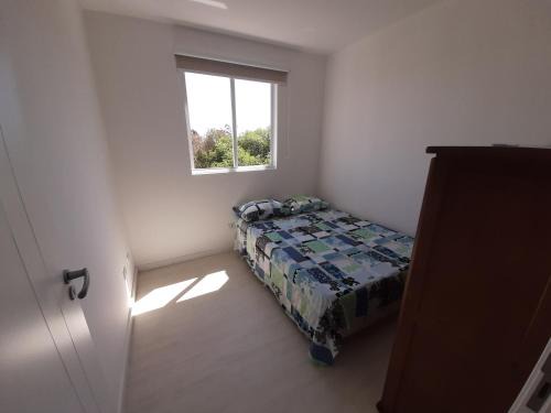 Pilarzinho Casa | Quarto com cama de casal ao lado da Ópera de Arame