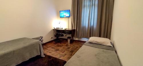 Alto da Rua Quinze Casa | Quarto da Fê, central, perto de tudo o que você precisa!