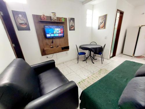 Jardim Nautilus Apartamento | Quarto e Sala com Ar Condicionado, TV e Cozinha