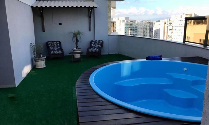 Jacarepagua Casa | Quarto em cobertura duplex com piscina e espaço ao ar livre