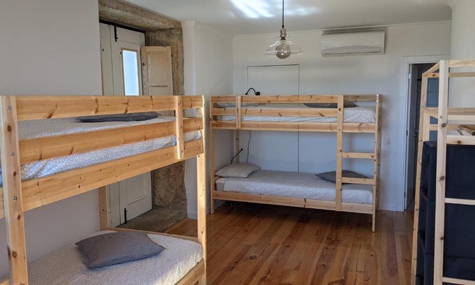 Castelo Novo Casa | Quarto privado com beliches e WC - 4 camas - Lagarto Pintado Casa n'Aldeia