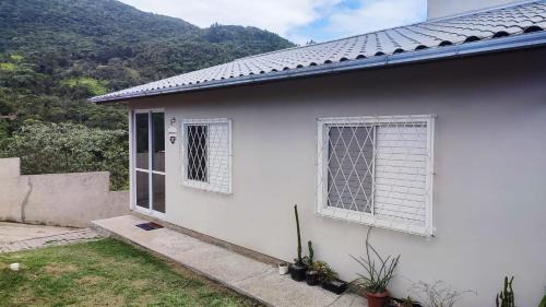 Governador Celso Ramos Casa | Quarto Simples e aconchegante