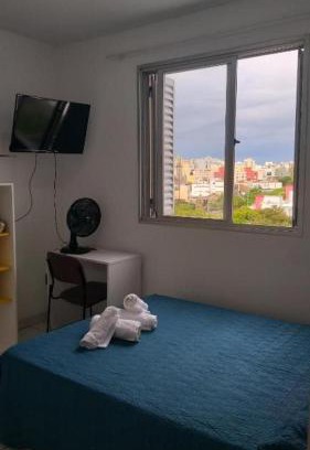 Cidade Baixa Casa | Quarto suite individual Compartilha somente a cozinha com o morador e sua cachorra Chori