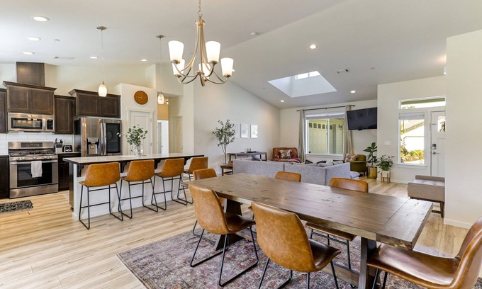 Redding Casa | Quartz Hill Manor | hot tub w/ peace & quiet