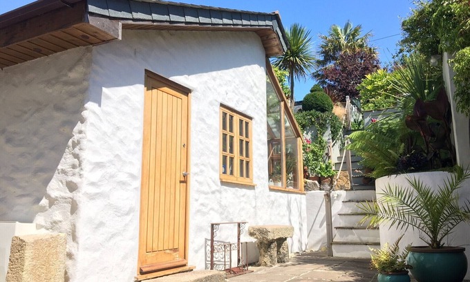 Charlestown Cabaña | Quay Courtyard, cottage on Quay Road, alongside Charlestown Harbour.