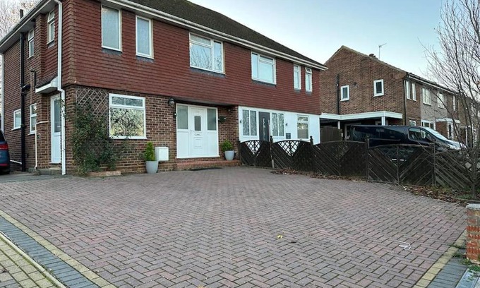 Swindon Casa | Quebec House - Free Parking and Wifi, 'Comfortable Spacious House Near to Town Centre
