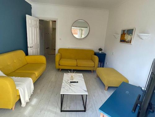 Abingdon Casa | Queen Anne Court with FREE PARKING By Prescott Apartments