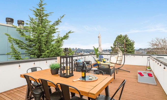 East Queen Anne Casa | Queen Anne Oasis by Lake Union!Near Stadiums!Rooftop!Sauna!BBQ!Firepit!Parking!