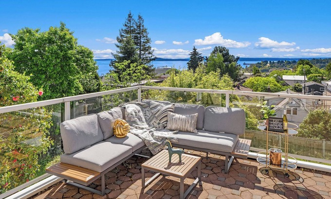 West Queen Anne Casa | Queen Anne Retreat with Bay Views | Dining & Shop