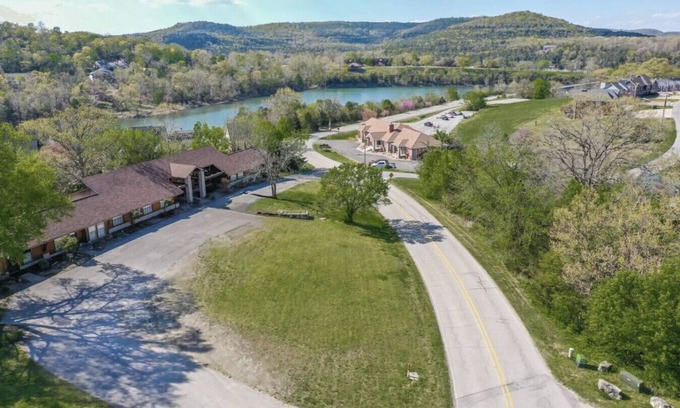 Holiday Island Condominio | Queen BR home, walk to Marina, trails