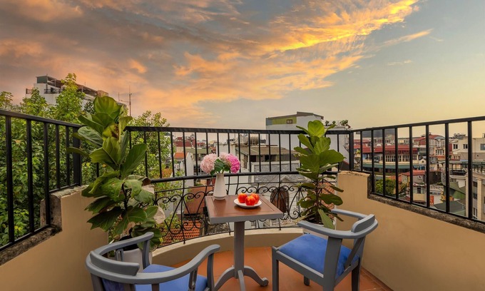 Hang Buom Hotel | Queen Cafe Hotel & Pub